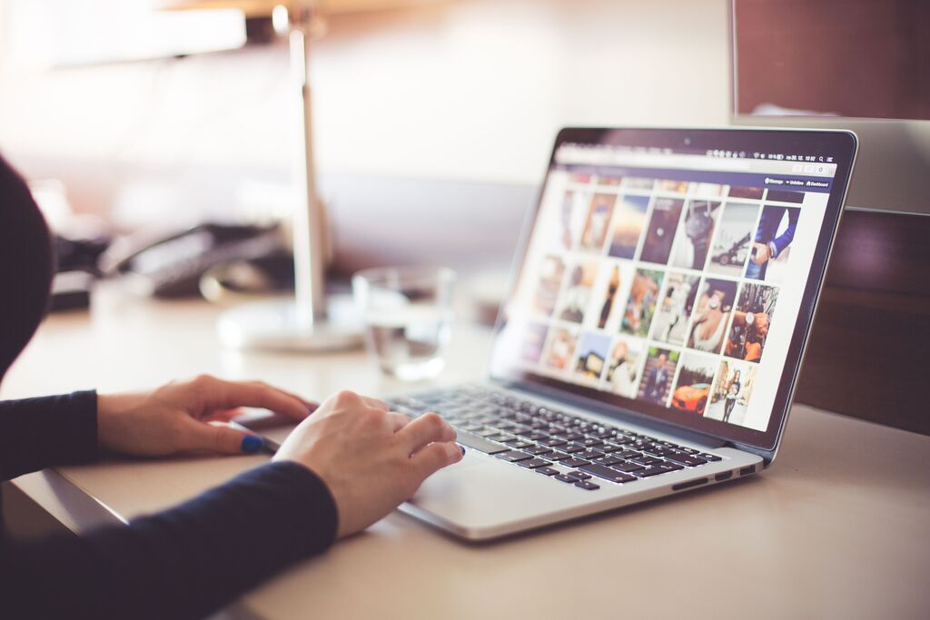 Laptop, website review, online check